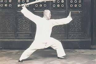 葉問的一生,把詠春拳發揚光大還培養了李小龍,到底誰成就了誰?