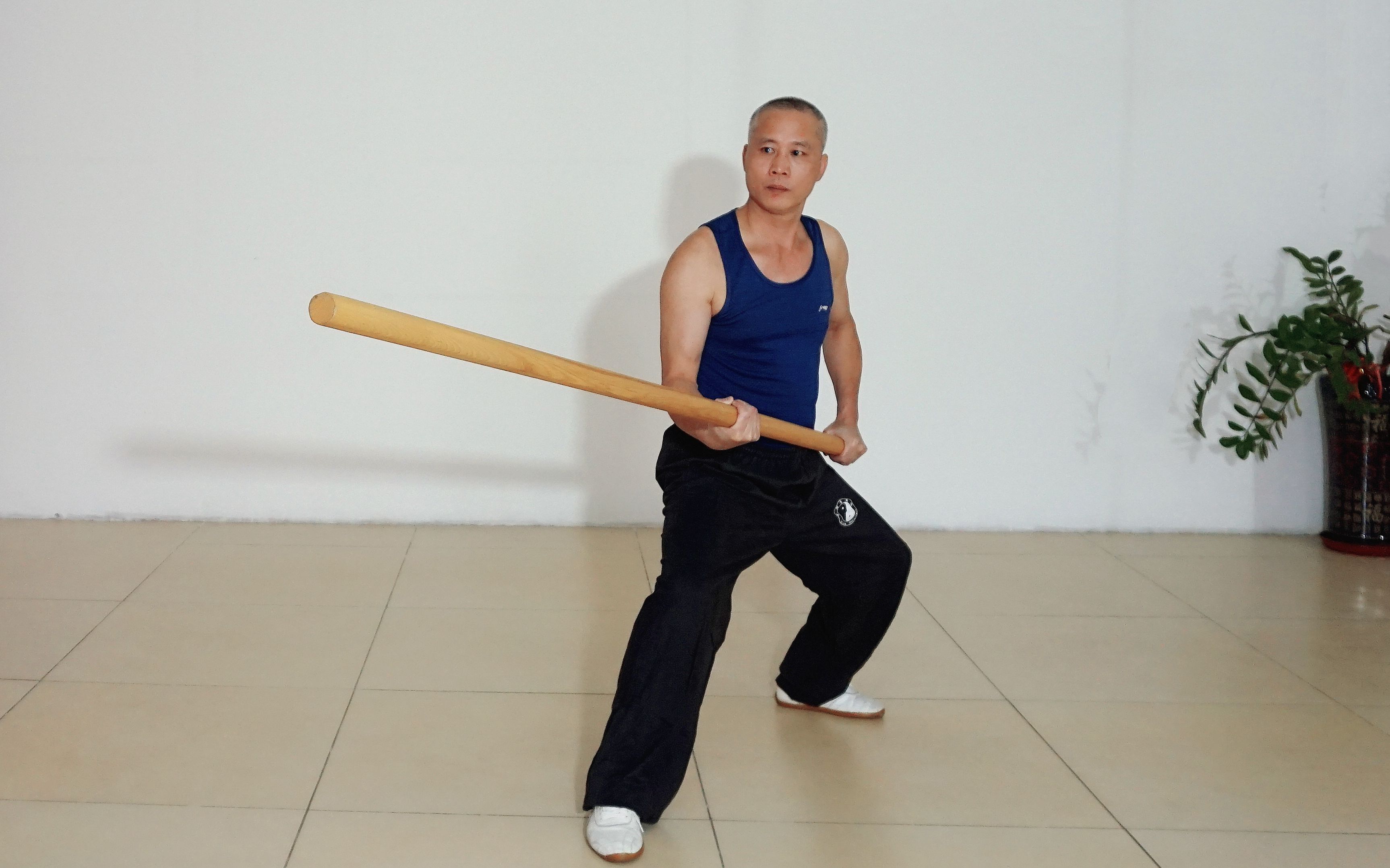 六點半棍的要訣身手齊進,握端遠擊長兵短用,詠春拳師傅梁康.