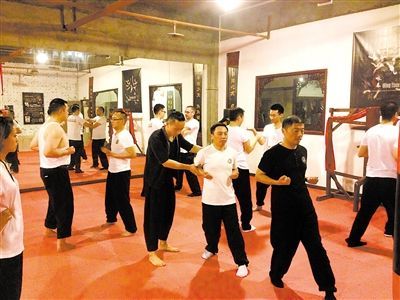 外國男子與詠春拳師傅切磋被一拳打退 當場拜師