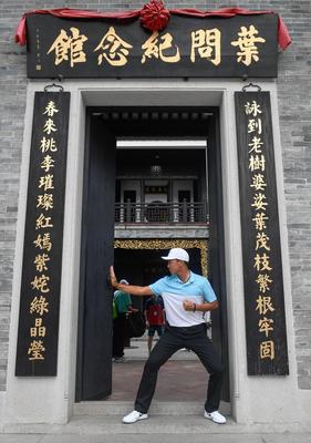 陳子豪黑純一化身葉問!當佛山公開賽遇到詠春拳_中國報道_新浪競技風暴_新浪網