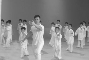 甄子丹拍攝公益廣告 領學生練詠春拳